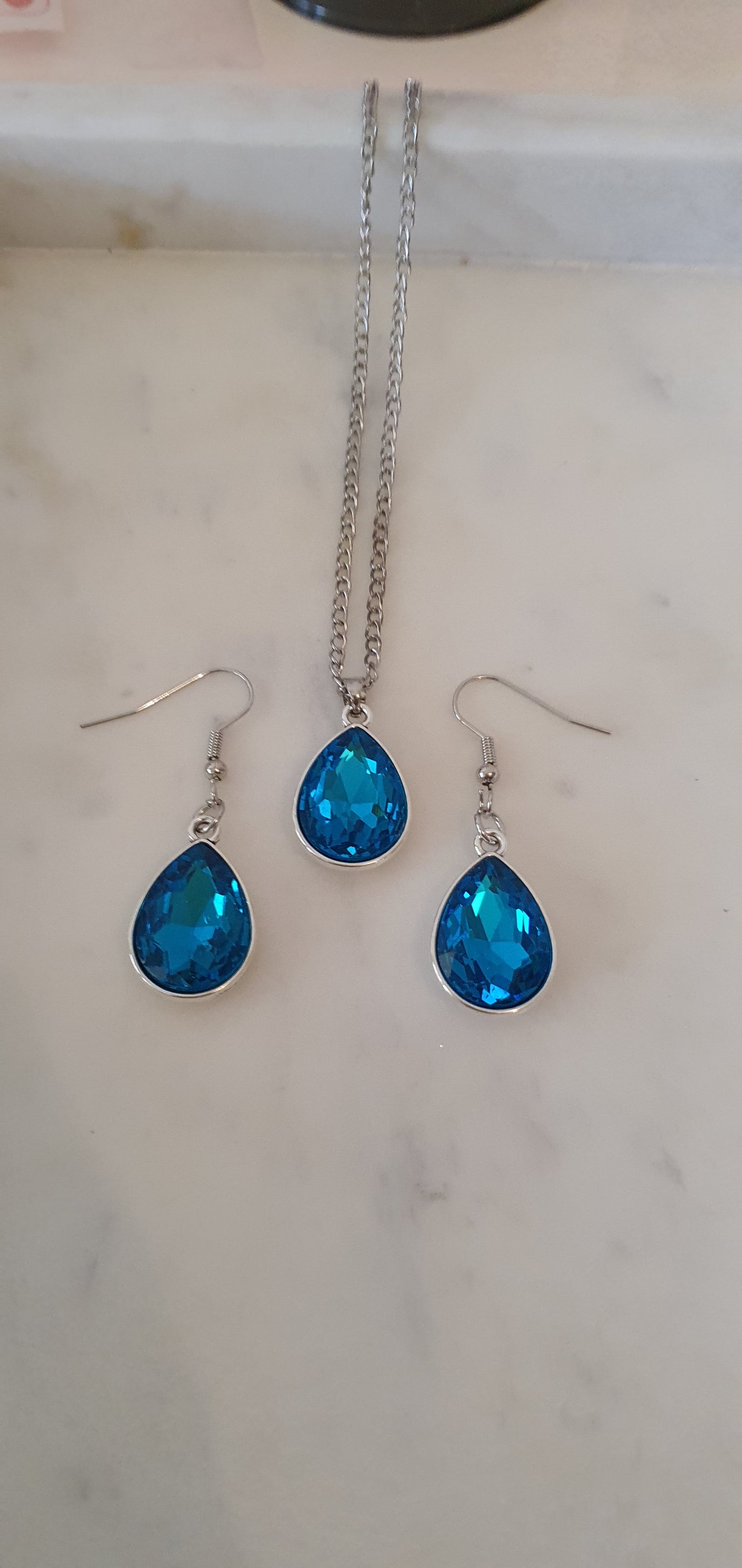 Stylish Bling Silver & Blue Teardrop Set of Earrings & Necklace