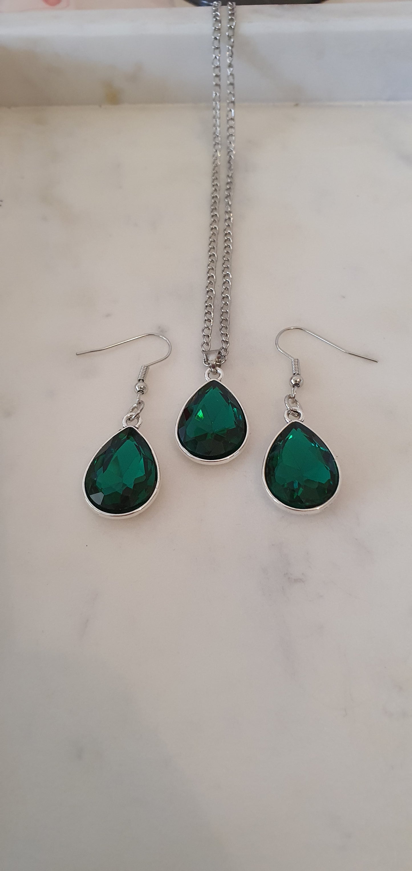 Stylish Bling Silver & Green Teardrop Set of Earrings & Necklace