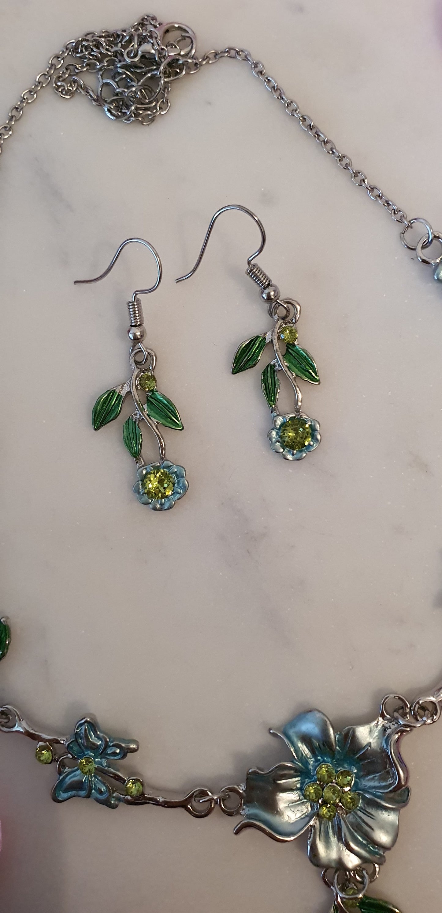 Stylish Bling Silver & Green Flowers Earrings & Necklace Set